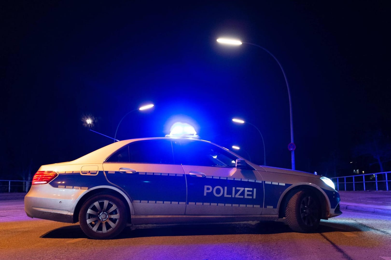 Einsatz auf der A2: 27 Kilometer ist eine betrunkene Falschfahrerin in Nordrhein-Westfalen entgegen der Fahrtrichtung unterwegs gewesen. (Symbolbild)