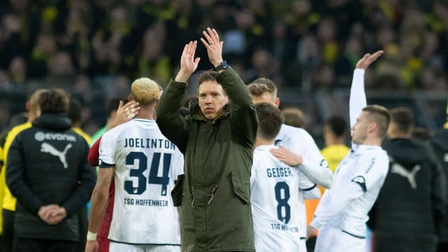 Trainer Julian Nagelsmann dankte in Dortmund den mitgereisten Hoffenheim-Fans. Trainer Julian Nagelsmann dankte in Dortmund den mitgereisten Hoffenheim-Fans.