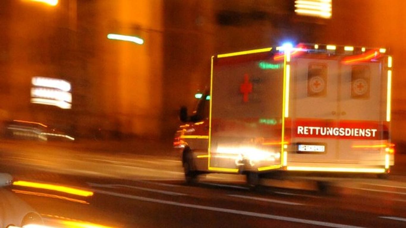 Blitzeis: In Bayern ist eine 22-jährige Autofahrerin von der Straße abgekommen und dabei schwer verletzt worden. (Symbolbild)