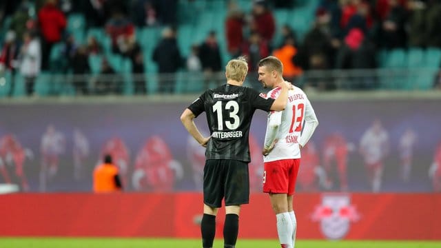 Der Leipziger Stefan Ilsanker (r) und Frankfurts Martin Hinteregger diskutieren nach dem 0:0. Der Leipziger Stefan Ilsanker (r) und Frankfurts Martin Hinteregger diskutieren nach dem 0:0.