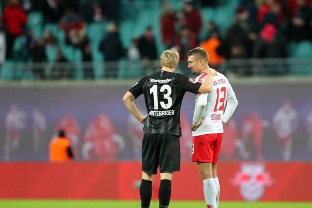 Der Leipziger Stefan Ilsanker (r) und Frankfurts Martin Hinteregger diskutieren nach dem 0:0.