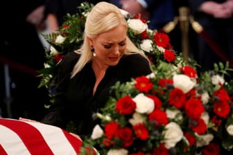 Meghan McCain am Sarg ihres Vaters: Den Trumps vergibt sie nicht – ihre Anwesenheit bei der Beerdigung sei unerwünscht gewesen.