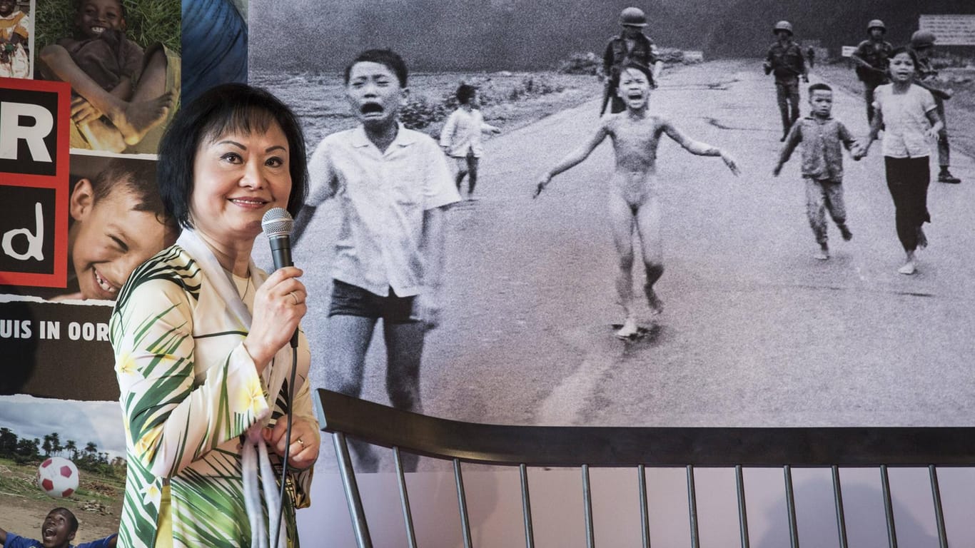 So sieht sie heute aus: Kim Phuc Phan Thi vor dem weltberühmten Kriegsfoto "Napalm-Mädchen".