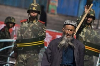 Von Sicherheitskräften beobachtet: Ein Angehöriger der uigurischen Minderheit in China.