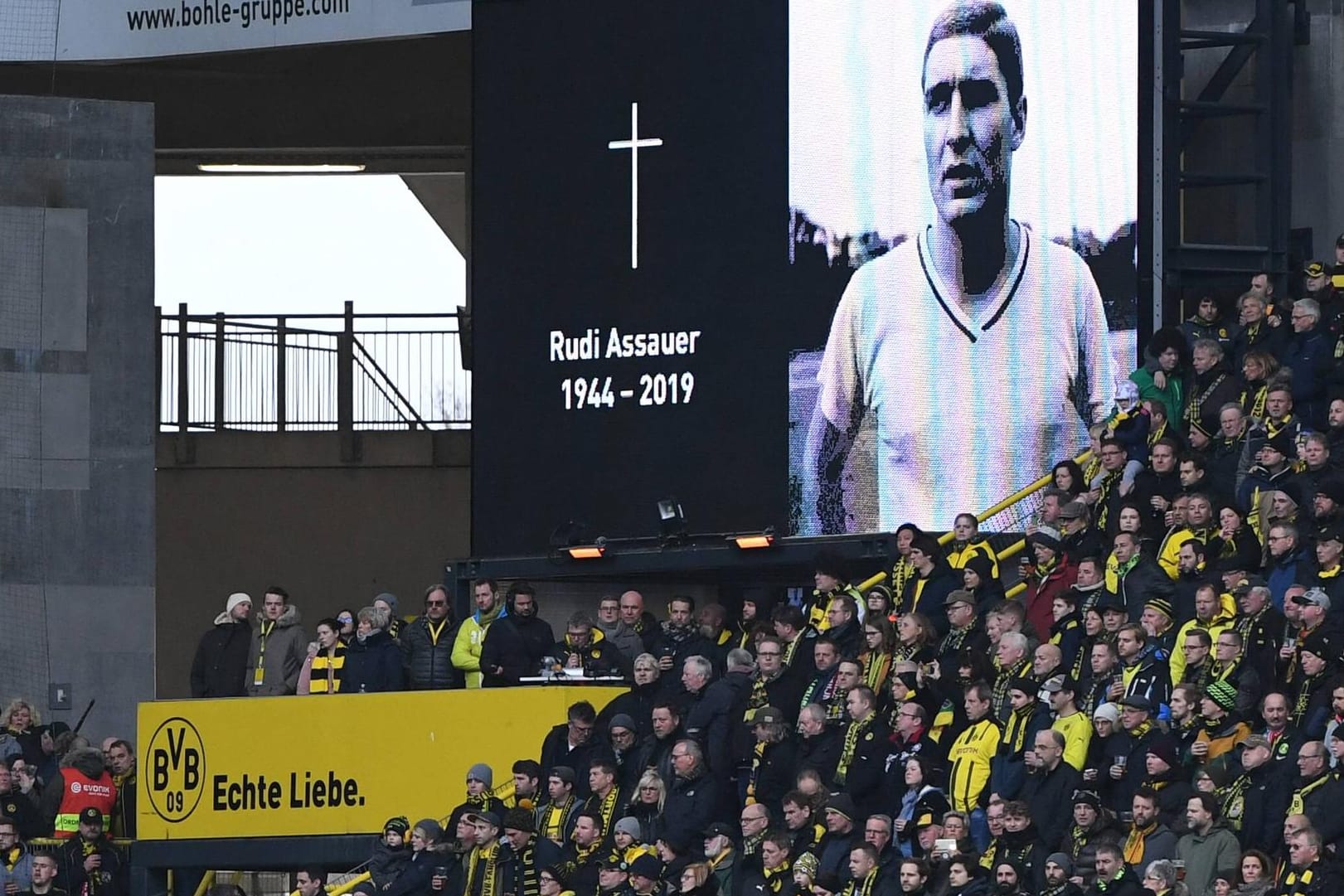 Würdigung: Assauer wurde beim BVB auch mit einer großen Einblendung auf der Anzeigetafel geehrt.