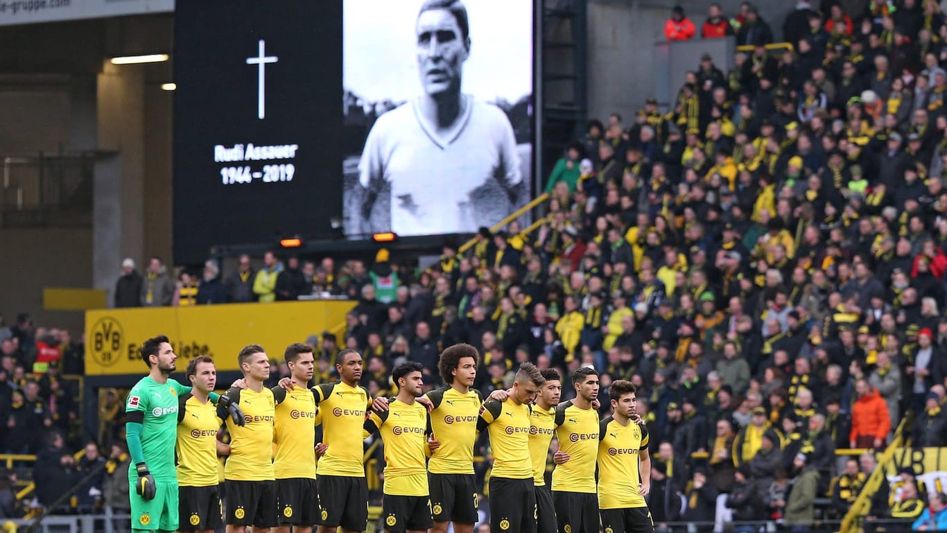 Gedenken: Die Dortmunder Mannschaft während der Schweigeminute vor Anpfiff.