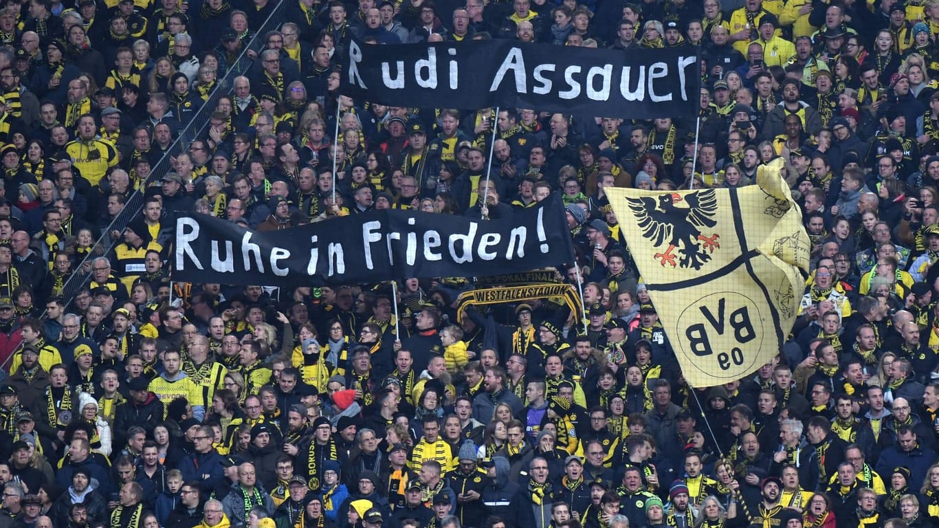 "Rudi Assauer, ruhe in Frieden!" – Auch die Fans verabschiedeten sich vom legendären Bundesliga-Manager.