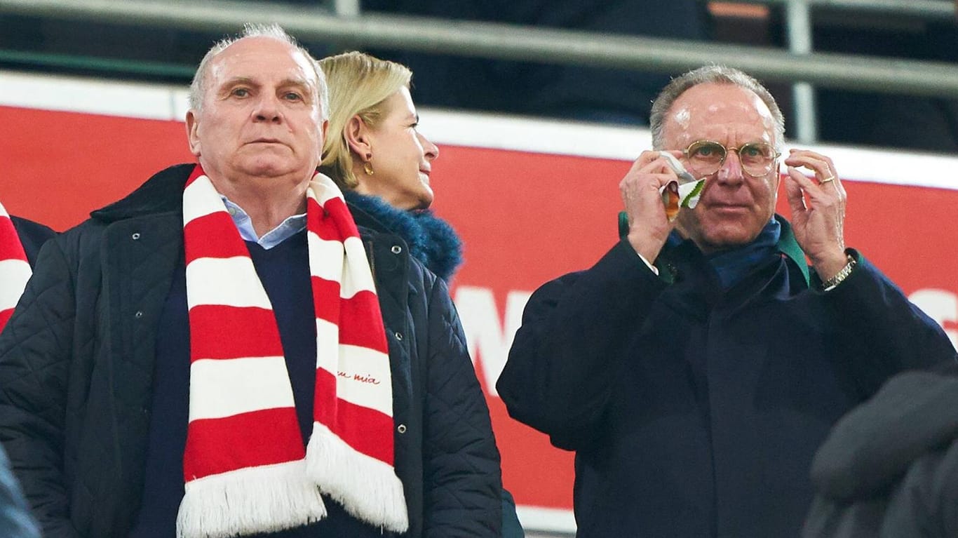 Uli Hoeneß und Karl-Heinz-Rummenigge auf der Tribüne: Die Bayern-Bosse äußerten sich zur Kritik an Robert Lewandowski.