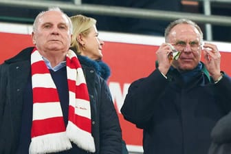Uli Hoeneß und Karl-Heinz-Rummenigge auf der Tribüne: Die Bayern-Bosse äußerten sich zur Kritik an Robert Lewandowski.