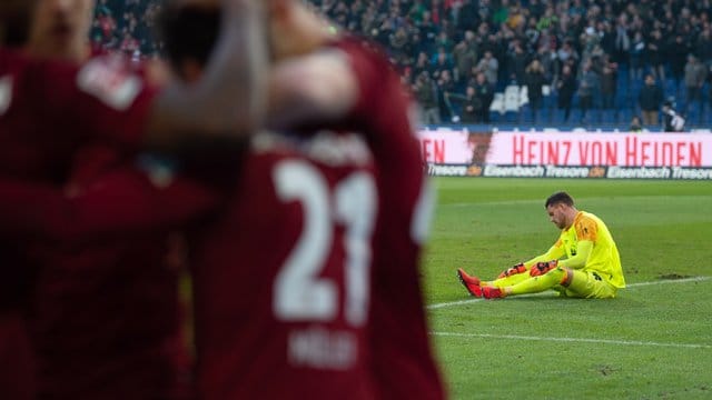 Nürnbergs Torwart Christian Mathenia sitzt nach der 0:2 in Hannover am Boden. Nürnbergs Torwart Christian Mathenia sitzt nach der 0:2 in Hannover am Boden.