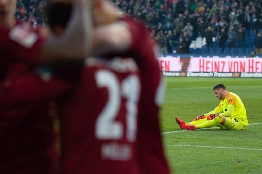 Nürnbergs Torwart Christian Mathenia sitzt nach der 0:2 in Hannover am Boden.
