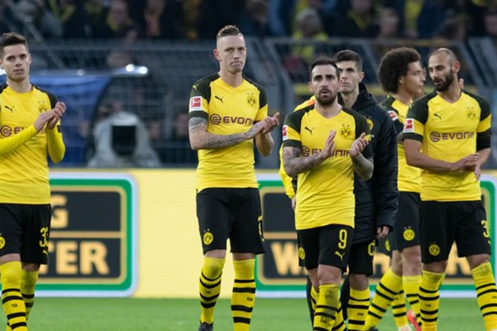 Der BVB hat eine 3:0-Führung gegen Hoffenheim verschenkt: Die Dortmunder Spieler gehen bedrückt vom Platz.