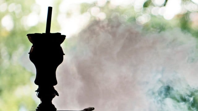 Rauch steigt in einer Shisha-Bar aus einer Wasserpfeife.