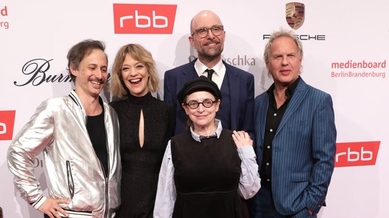 Schauspieler Michael Ostrowski (l-r), Heike Makatsch, Katharina Thalbach, Regisseur Philipp Stölzl und Uwe Ochsenknecht bei der Medienboard-Party.