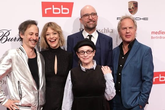 Schauspieler Michael Ostrowski (l-r), Heike Makatsch, Katharina Thalbach, Regisseur Philipp Stölzl und Uwe Ochsenknecht bei der Medienboard-Party.