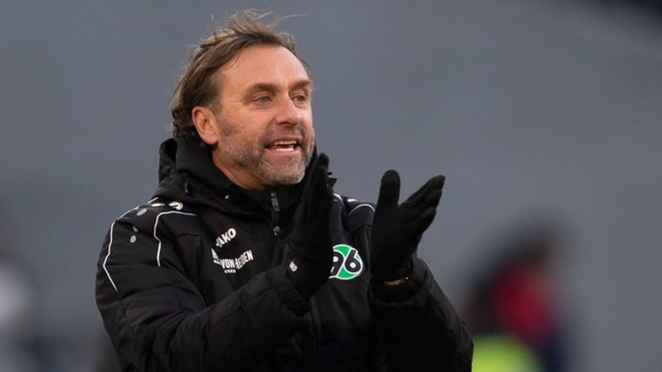 Hannovers Trainer Thomas Doll hat Anlass zum Klatschen: Das Kellerduell gegen FC Nürnberg gewann sein Team mit 2:0.