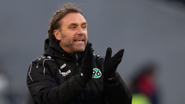 Hannovers Trainer Thomas Doll hat Anlass zum Klatschen: Das Kellerduell gegen FC Nürnberg gewann sein Team mit 2:0. Hannovers Trainer Thomas Doll hat Anlass zum Klatschen: Das Kellerduell gegen FC Nürnberg gewann sein Team mit 2:0.