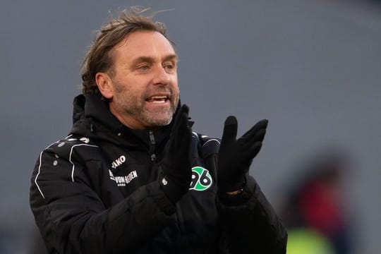 Hannovers Trainer Thomas Doll hat Anlass zum Klatschen: Das Kellerduell gegen FC Nürnberg gewann sein Team mit 2:0.