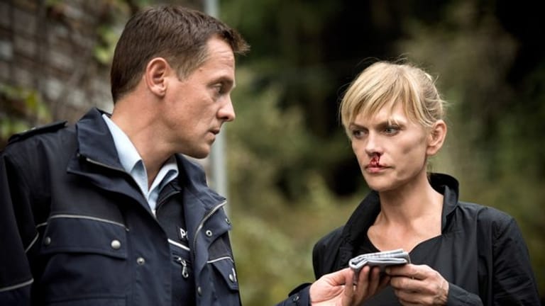 Polizist Tom Petersen (Johannnes Zirner) und LKA-Kommissarin Helen Dorn (Anna Loos) in einer Szene des Krimis "Nach dem Sturm".