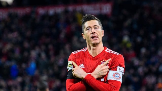 Bayern-Angreifer Robert Lewandowski hat im Spiel gegen Schalke mit seinem Treffer als erster Spieler 100 Tore in der 2005 eröffneten Münchner Allianz Arena erzielt. Bayern-Angreifer Robert Lewandowski hat im Spiel gegen Schalke mit seinem Treffer als erster Spieler 100 Tore in der 2005 eröffneten Münchner Allianz Arena erzielt.
