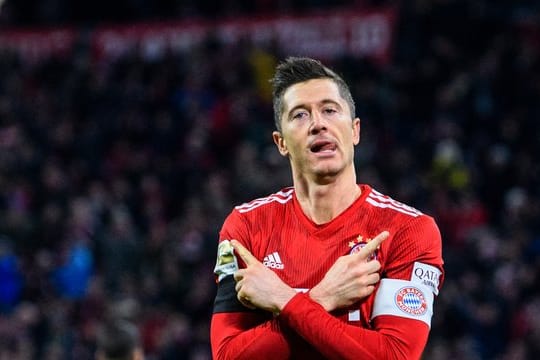 Bayern-Angreifer Robert Lewandowski hat im Spiel gegen Schalke mit seinem Treffer als erster Spieler 100 Tore in der 2005 eröffneten Münchner Allianz Arena erzielt.