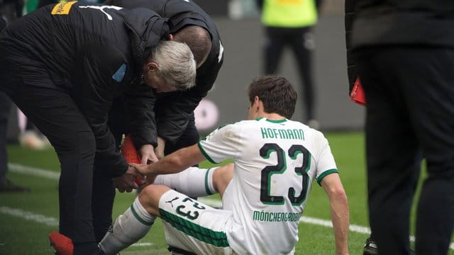 Gladbachs Jonas Hofmann wird behandelt und muss ausgewechselt werden. Gladbachs Jonas Hofmann wird behandelt und muss ausgewechselt werden.