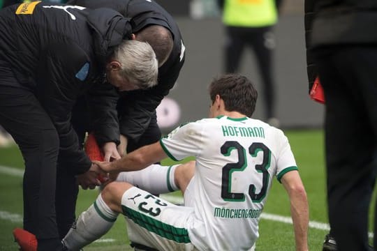 Gladbachs Jonas Hofmann wird behandelt und muss ausgewechselt werden.
