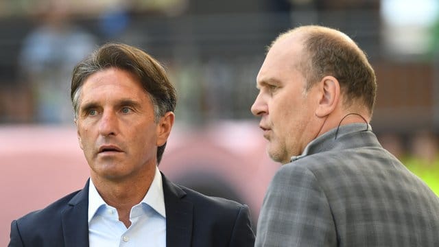 VfL-Trainer Bruno Labbadia (l) und Wolfsburgs Sportchef Jörg Schmadtke im Gespräch. VfL-Trainer Bruno Labbadia (l) und Wolfsburgs Sportchef Jörg Schmadtke im Gespräch.