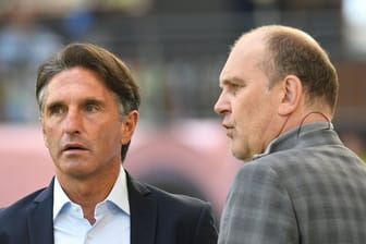 VfL-Trainer Bruno Labbadia (l) und Wolfsburgs Sportchef Jörg Schmadtke im Gespräch.