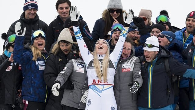 Lindsey Vonn lässt sich von ihren Teamkollegen feiern.