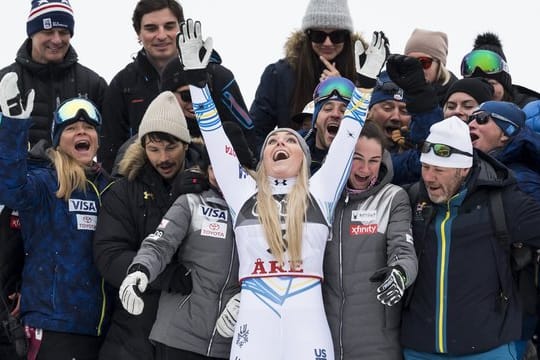 Lindsey Vonn lässt sich von ihren Teamkollegen feiern.