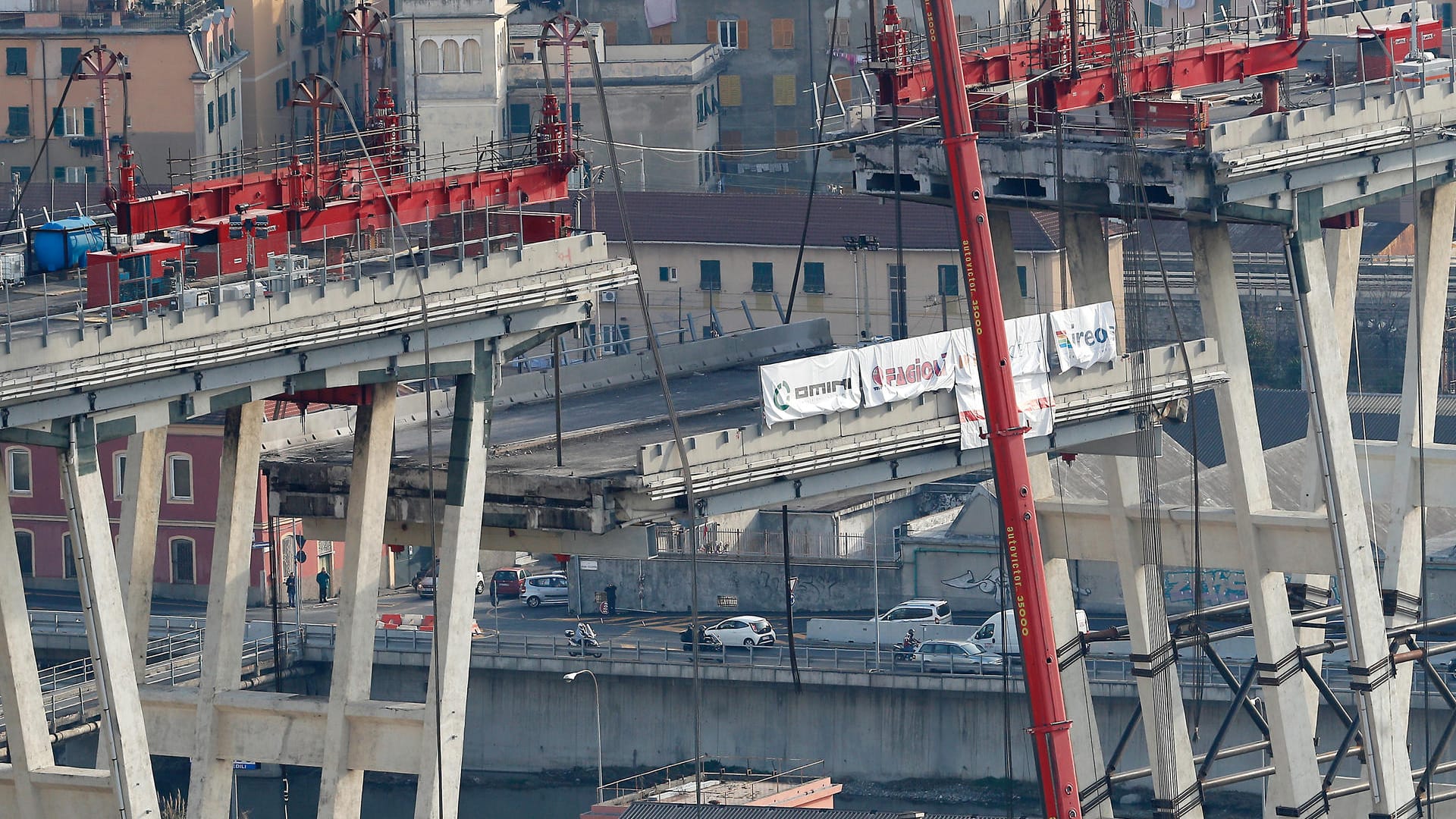 Abriss der Autobahnbrücke in Genua: Ein halbes Jahr nach dem Einsturz der Autobahnbrücke laufen die Abrissarbeiten an den Überresten des Viadukts.