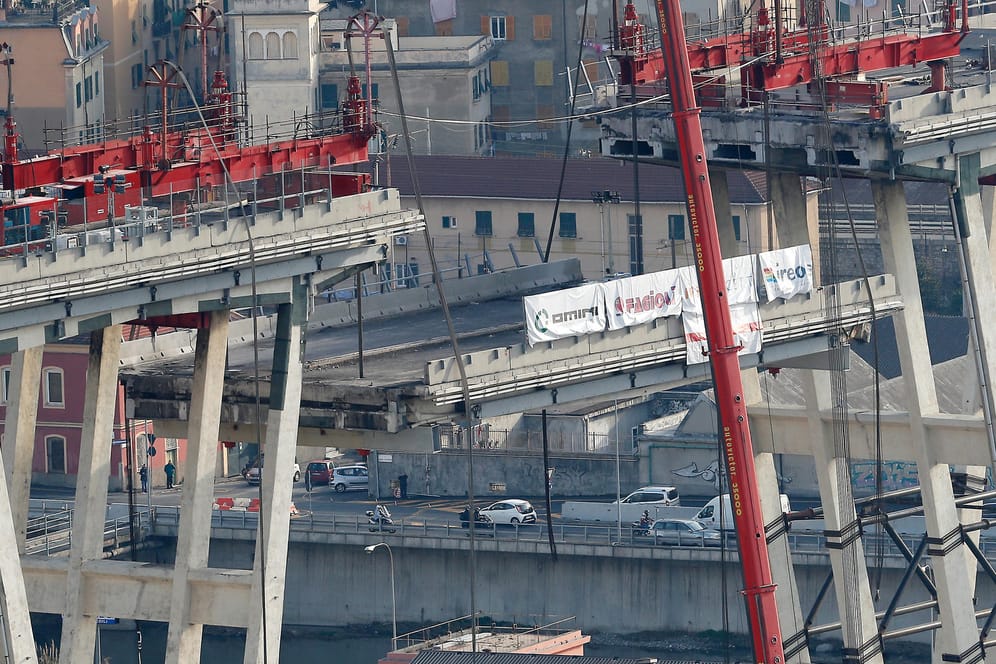 Abriss der Autobahnbrücke in Genua: Ein halbes Jahr nach dem Einsturz der Autobahnbrücke laufen die Abrissarbeiten an den Überresten des Viadukts.