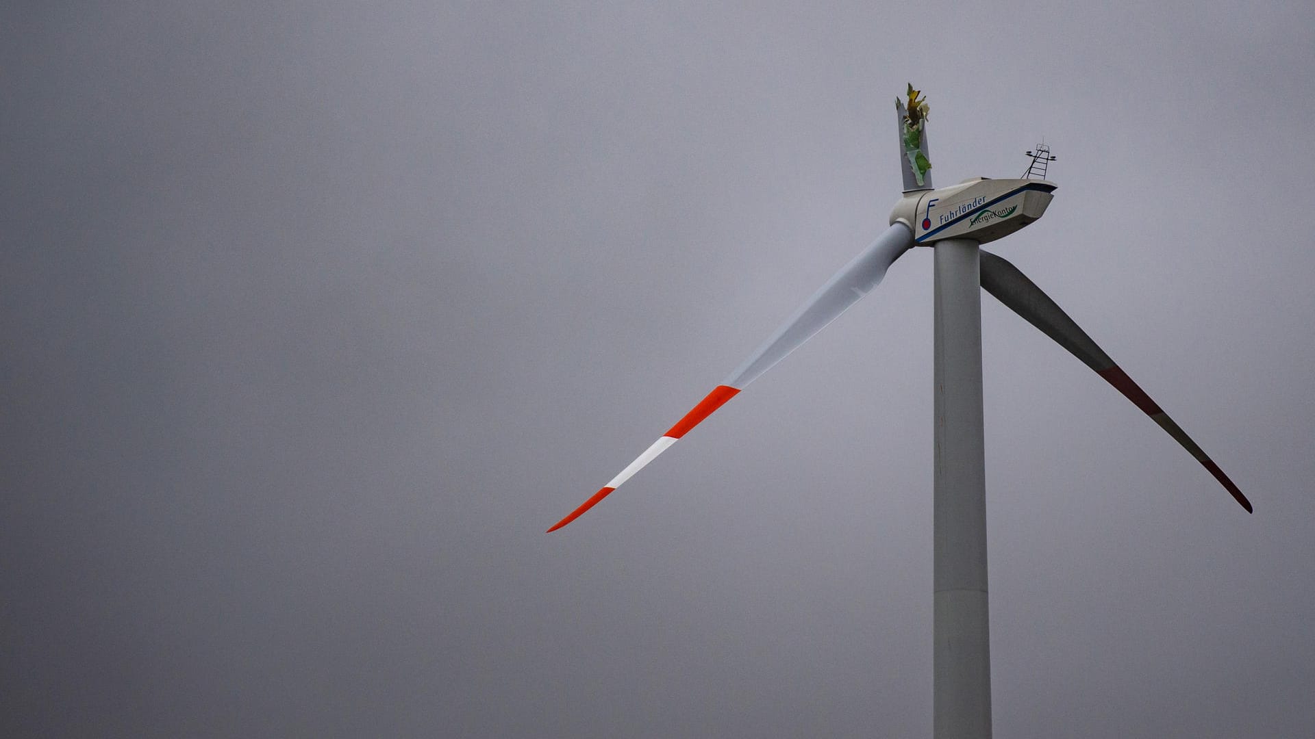 Ein Windrad steht mit nur noch zwei Flügeln auf einem Feld: Im niedersächsischen Wriedel ist bei Sturm ein ein über 30 Meter langer Flügel abgebrochen.