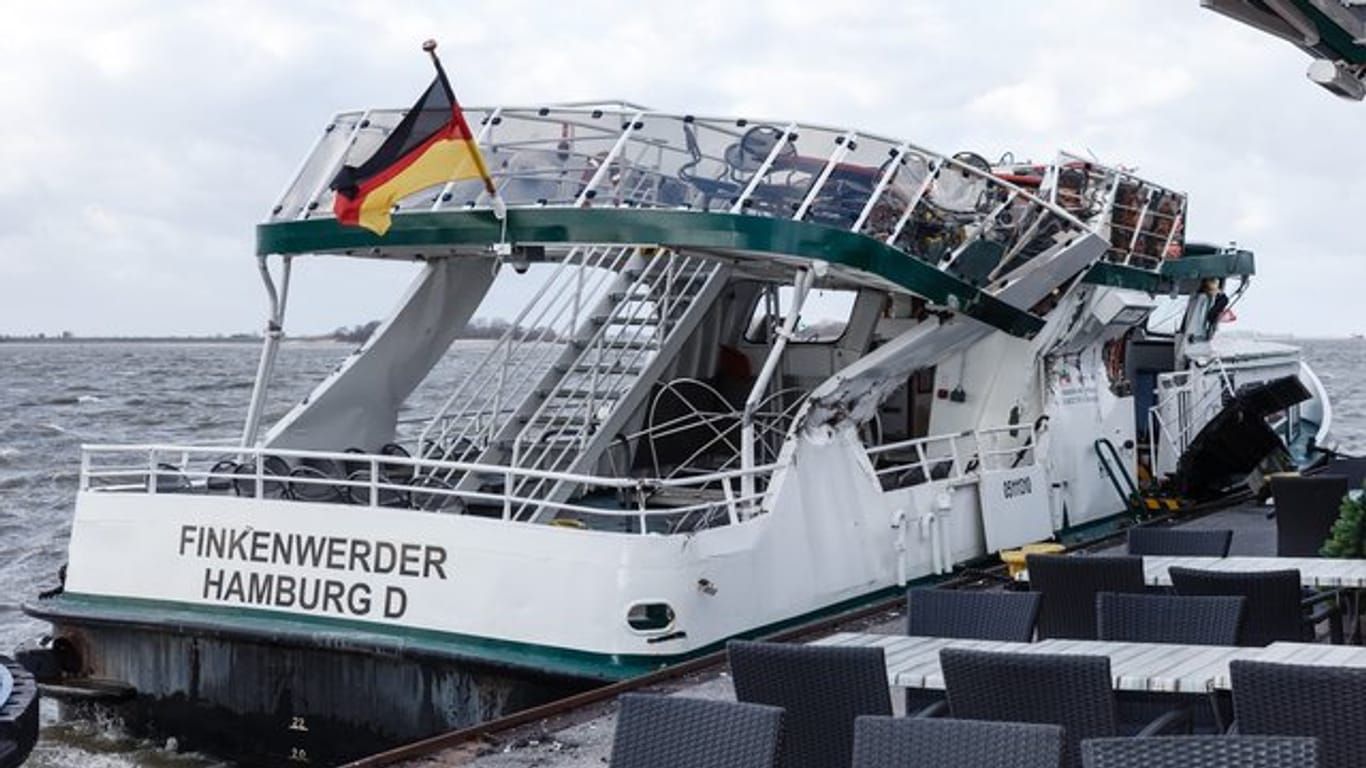 Die beschädigte Elbfähre nach ihrer Kollision mit einem Containerschiff.