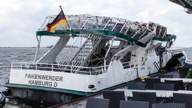 Die beschädigte Elbfähre nach ihrer Kollision mit einem Containerschiff. Die beschädigte Elbfähre nach ihrer Kollision mit einem Containerschiff.