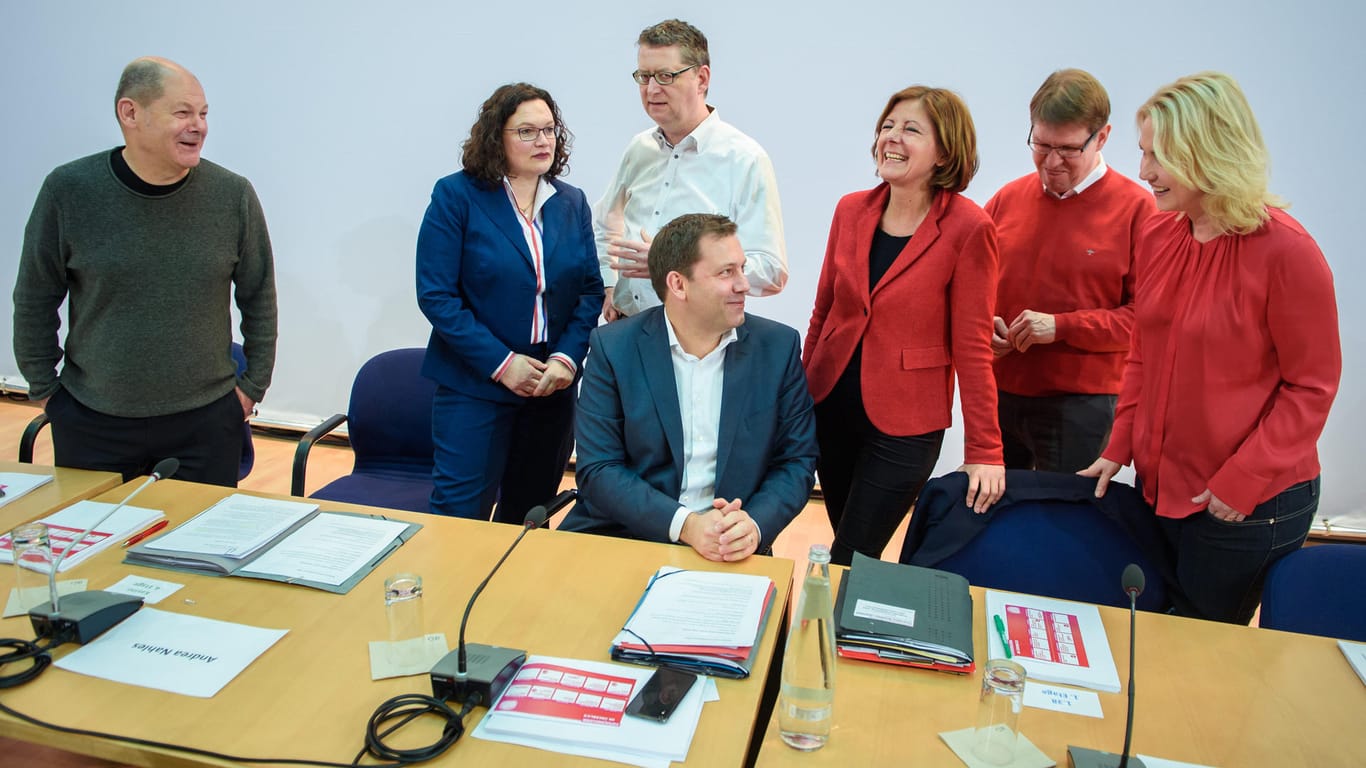 Die SPD-Spitze: Olaf Scholz (v. l.), Andrea Nahles, Thorsten Schäfer-Gümbel, Lars Klingbeil, Malu Dreyer, Ralf Stegner und Manuela Schwesig.
