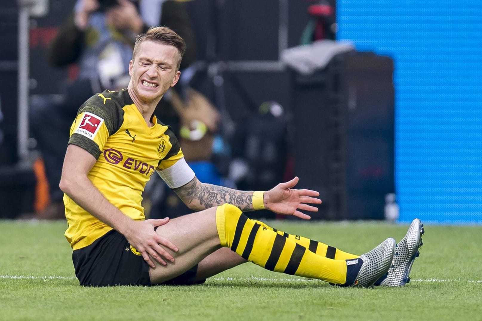 Marco Reus mit schmerzverzerrtem Gesicht: Der BVB-Star muss gegen Tottenham offenbar passen.