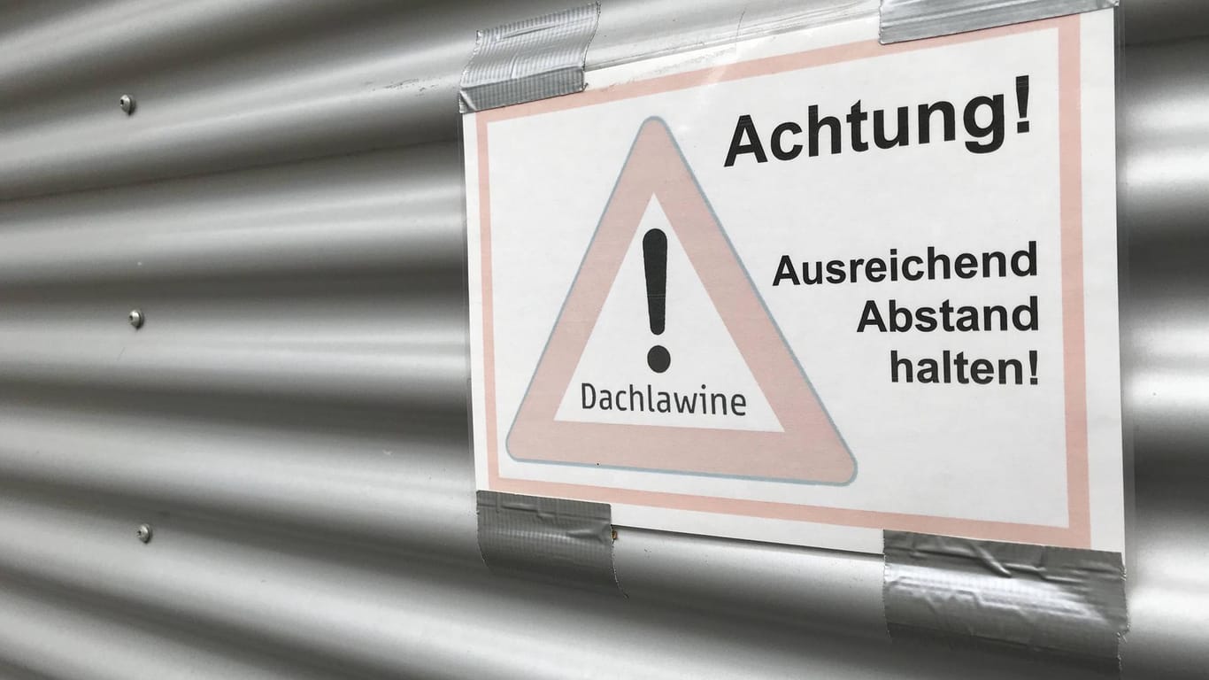 Ein Schild warnt vor Dachlawinen (Symbolbild): Die Polizei ermittelt wegen des Dachlawinen-Unfalls im Schwarzwald.