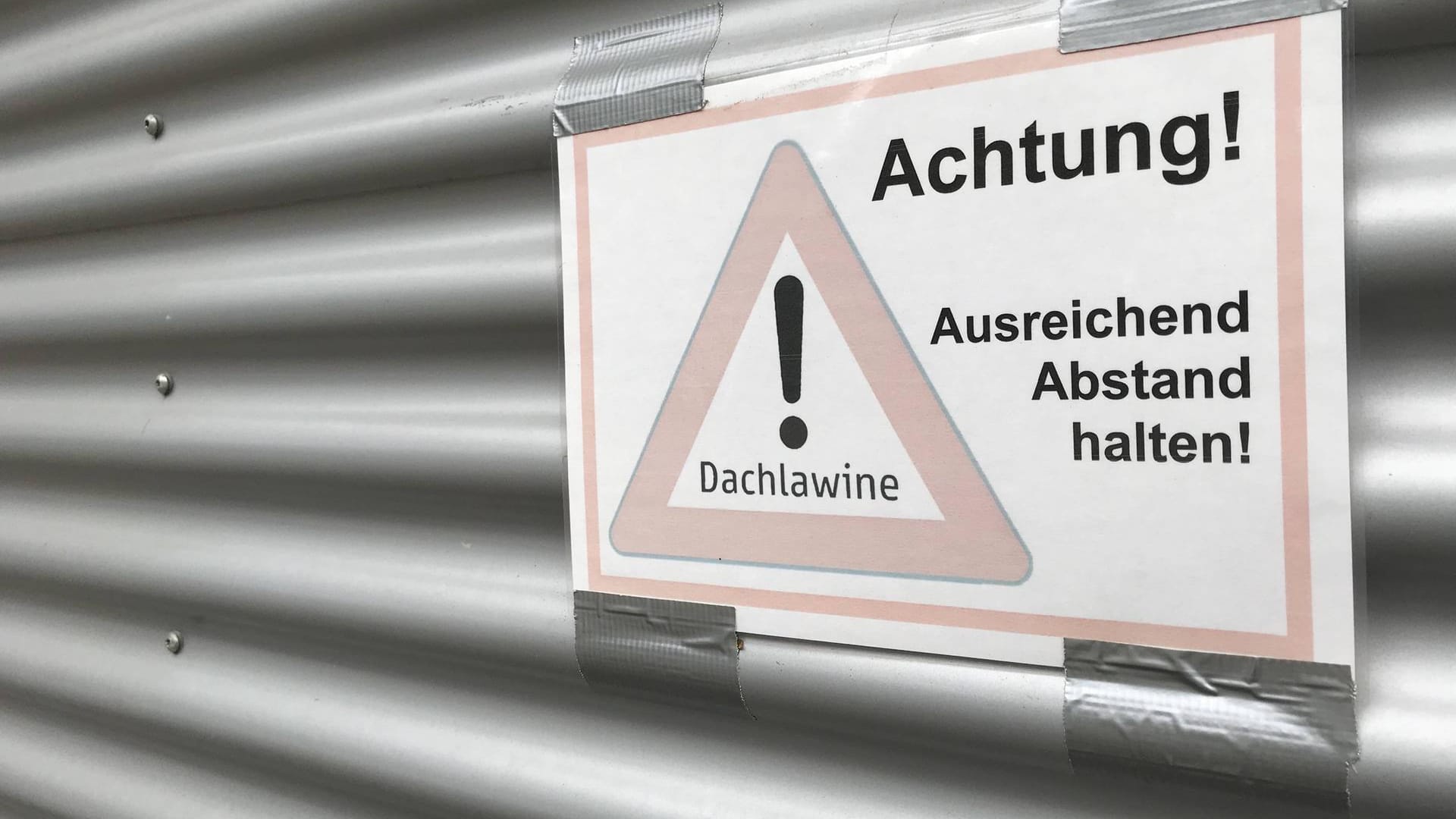 Ein Schild warnt vor Dachlawinen (Symbolbild): Die Polizei ermittelt wegen des Dachlawinen-Unfalls im Schwarzwald. Ein Schild warnt vor Dachlawinen (Symbolbild): Die Polizei ermittelt wegen des Dachlawinen-Unfalls im Schwarzwald.