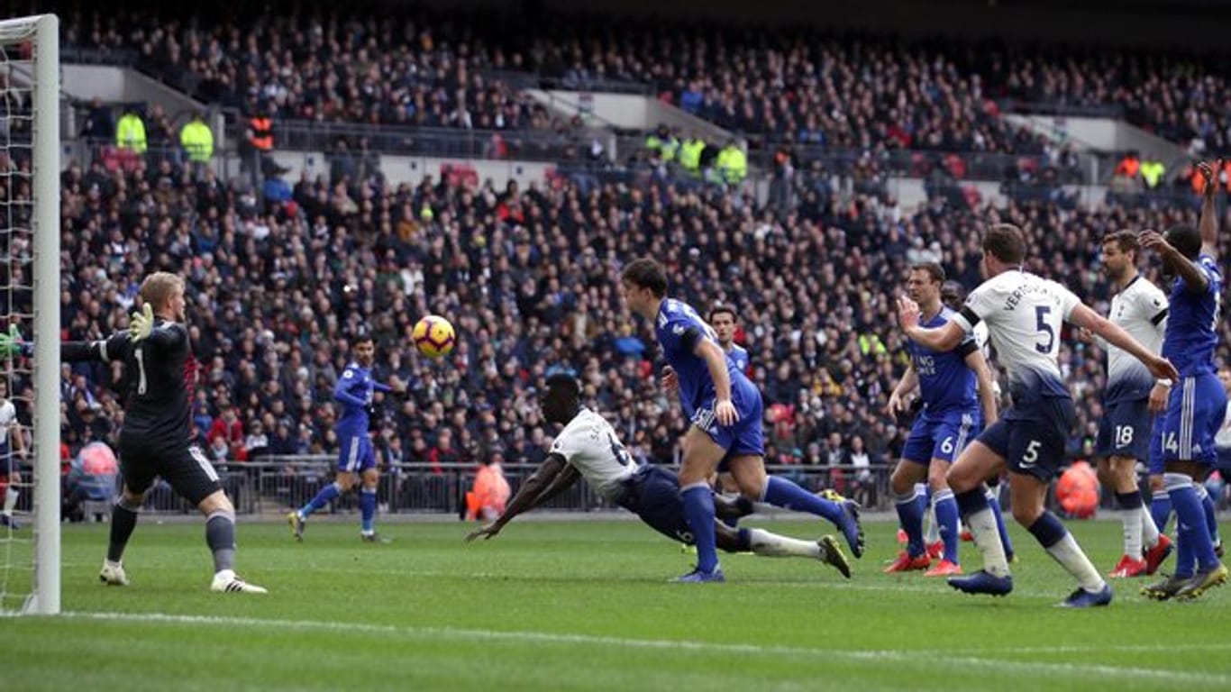 Davinson Sanchez (M) von Tottenham macht das Tor zum 1:0 gegen Leicester City.
