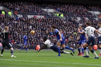 Davinson Sanchez (M) von Tottenham macht das Tor zum 1:0 gegen Leicester City.