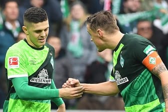 Werder Bremens Max Kruse (r) gratuliert Milot Rashica zu seinem Tor zum 3:0.