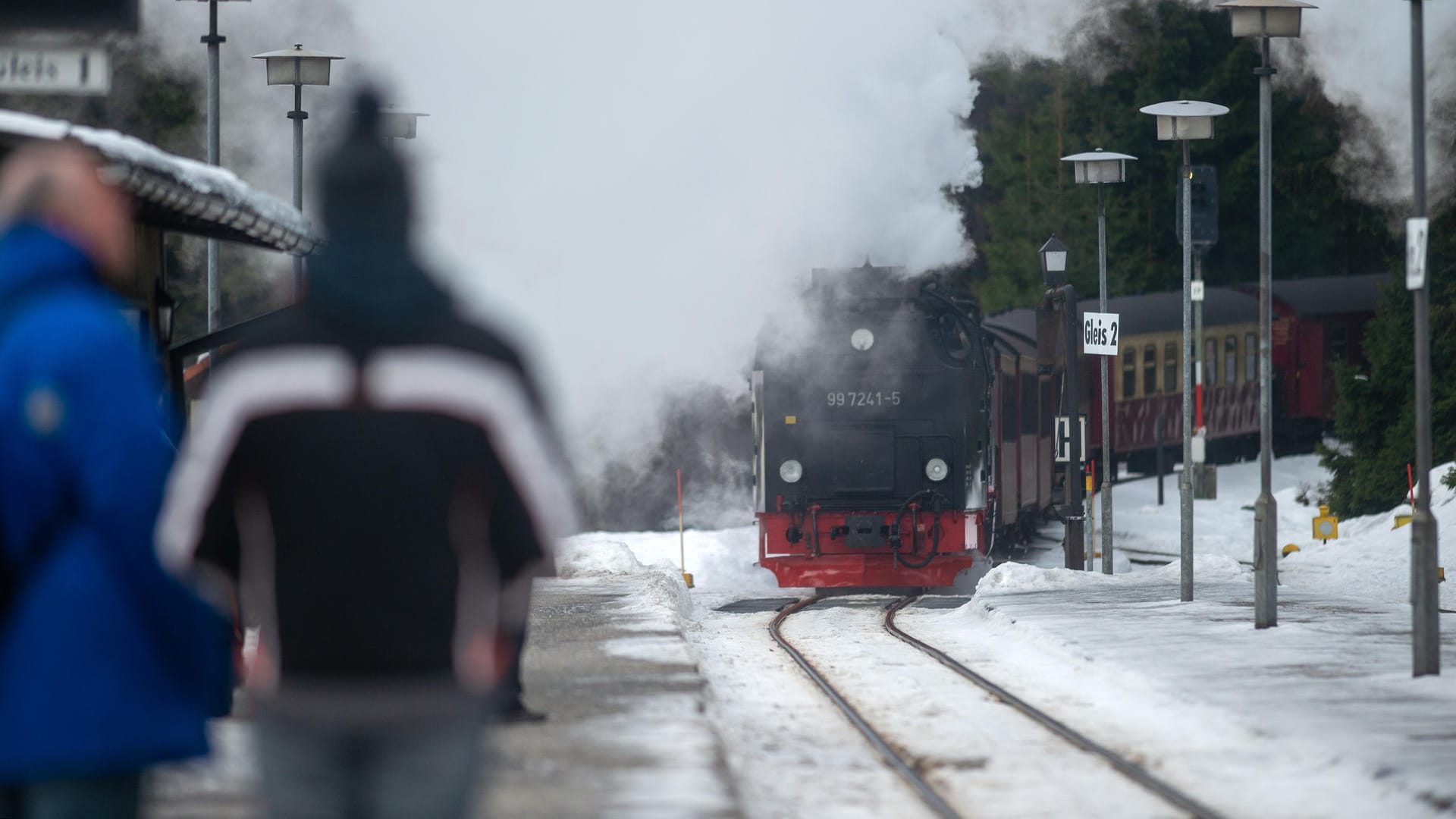 Ein Zug der Harzer Schmalspurbahnen rangiert im Bahnhof Schierke bei Schnee: Der Winter feiert mancherorts ein Comeback in Deutschland. Ein Zug der Harzer Schmalspurbahnen rangiert im Bahnhof Schierke bei Schnee: Der Winter feiert mancherorts ein Comeback in Deutschland.