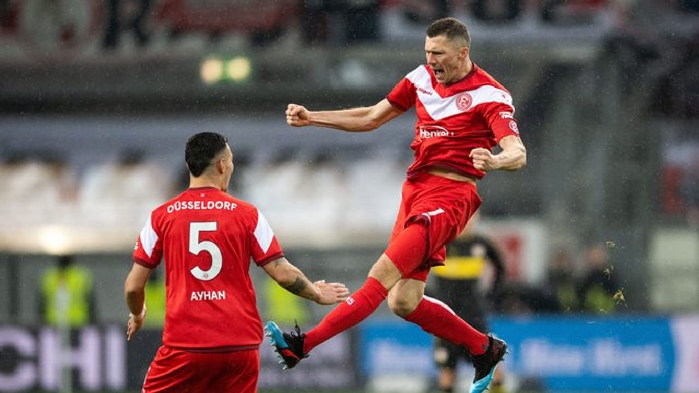 Düsseldorfs Oliver Fink (r) bejubelt sein Tor zum 2:0 mit Kaan Ayhan.