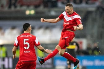 Düsseldorfs Oliver Fink (r) bejubelt sein Tor zum 2:0 mit Kaan Ayhan.