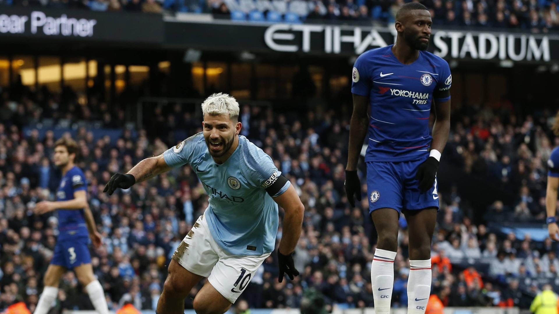 Mann des Spiels: City-Star Agüero (li.) jubelt, Chelsea-Verteidiger Rüdiger (r.) dreht ab.