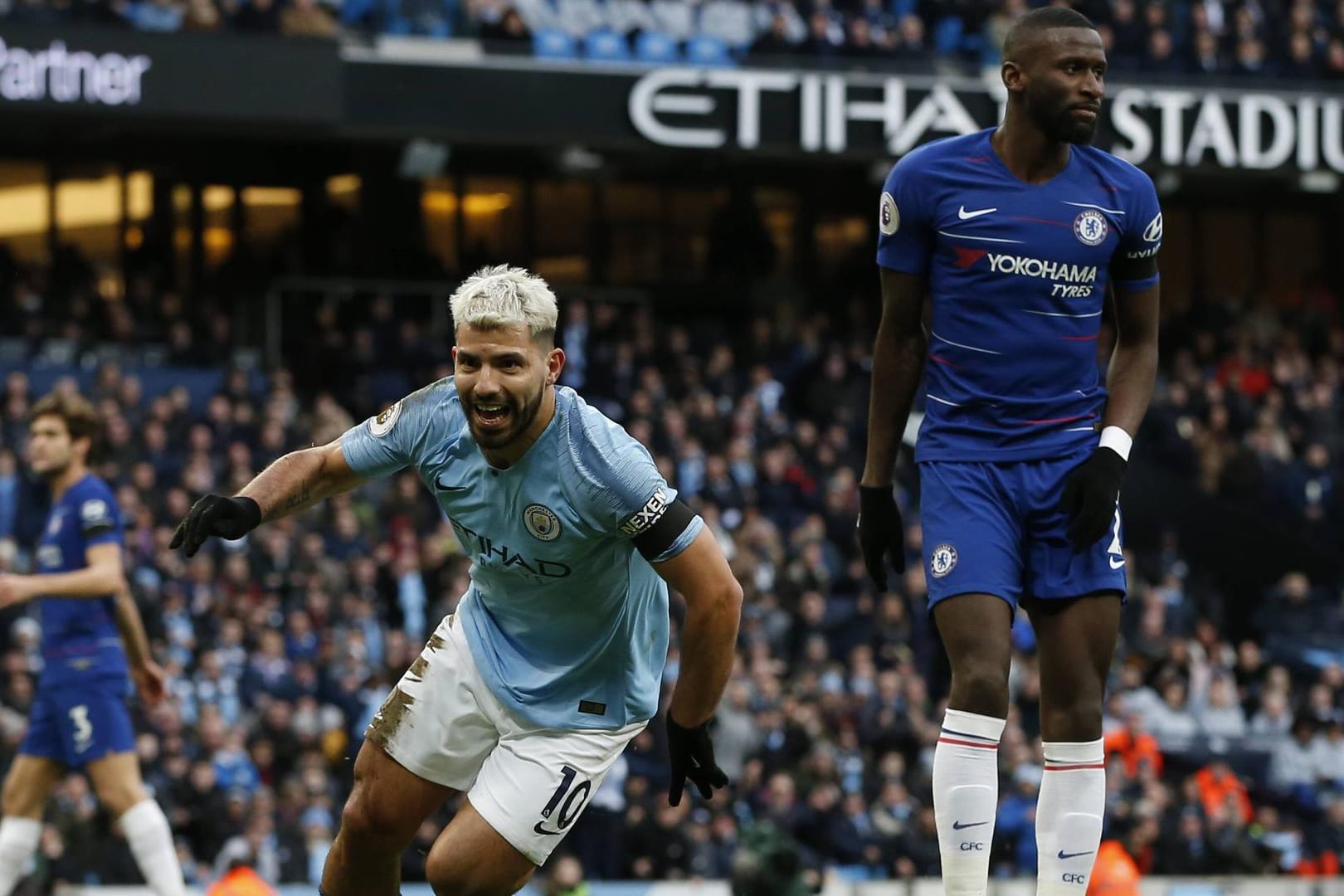 Mann des Spiels: City-Star Agüero (li.) jubelt, Chelsea-Verteidiger Rüdiger (r.) dreht ab.