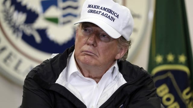 Trump wirft der Führung der Demokraten vor, einen Kompromiss bei den Gesprächen verhindern zu wollen. Trump wirft der Führung der Demokraten vor, einen Kompromiss bei den Gesprächen verhindern zu wollen.