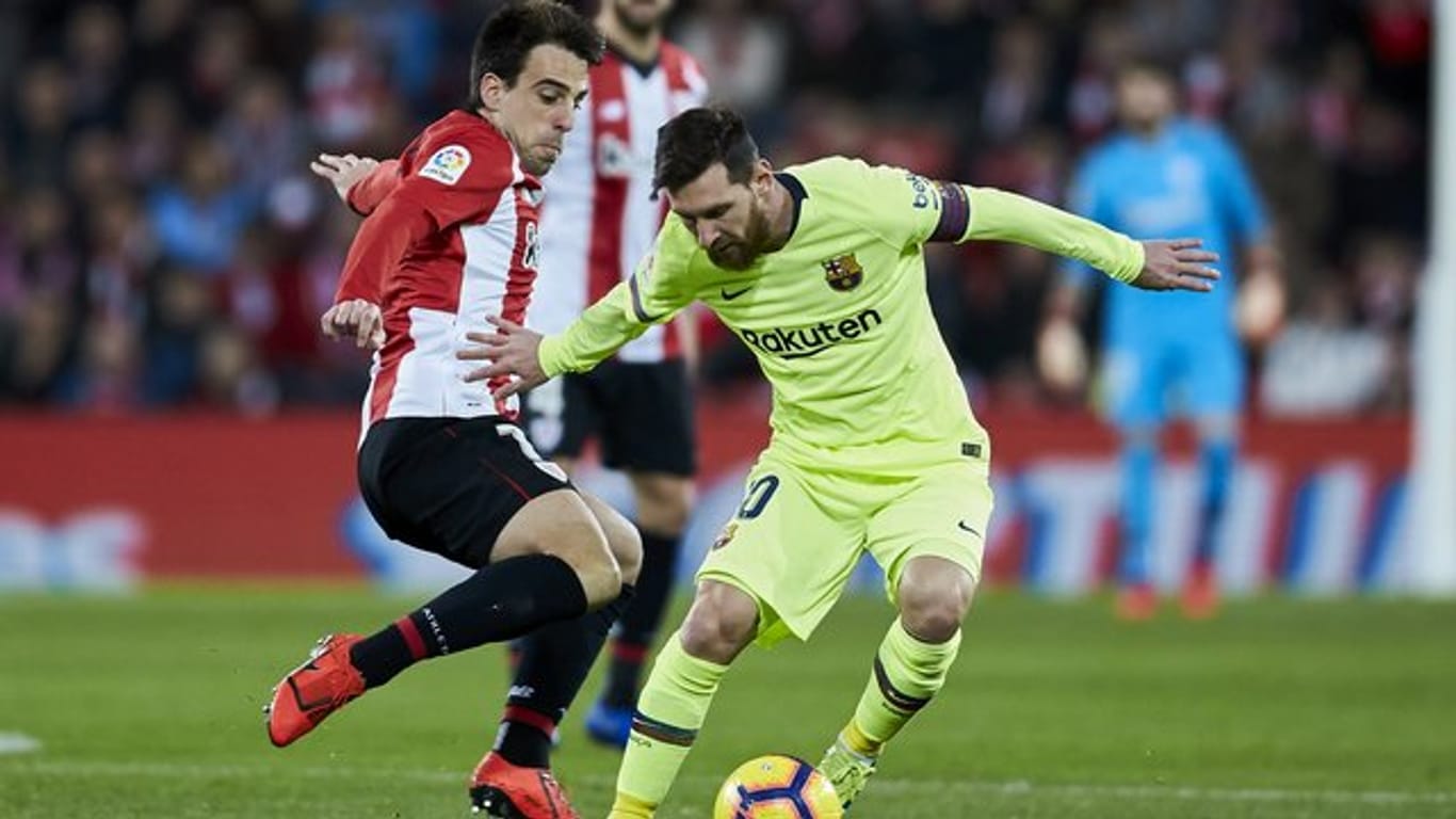 Barcelonas Lionel Messi (r) im Zweikampf gegen Bilbaos Benat Etxebarria.